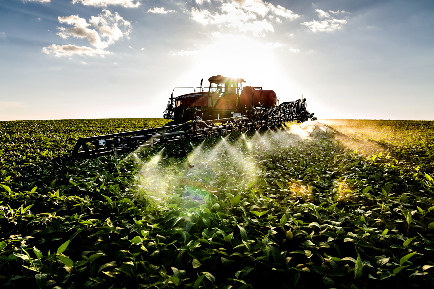 Pulverizador Massey Ferguson aplicando defensivo em uma plantação de soja