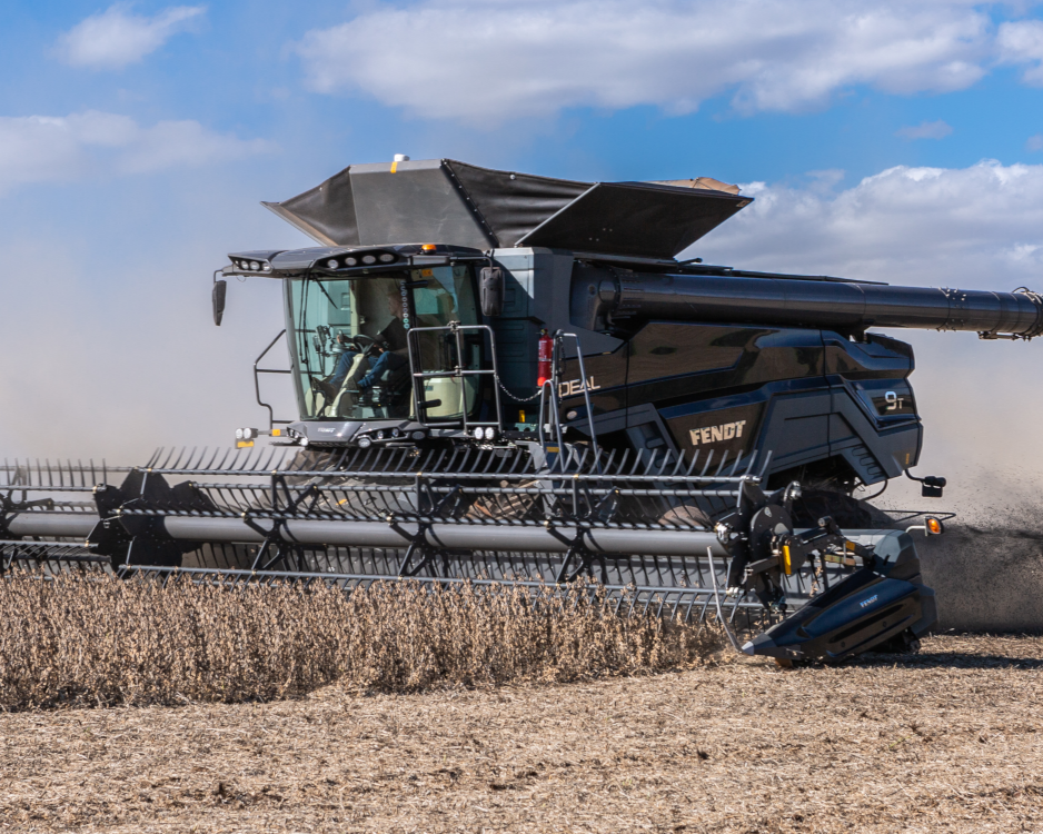 Colheitdeira Fendt Ideal trabalhando no campo