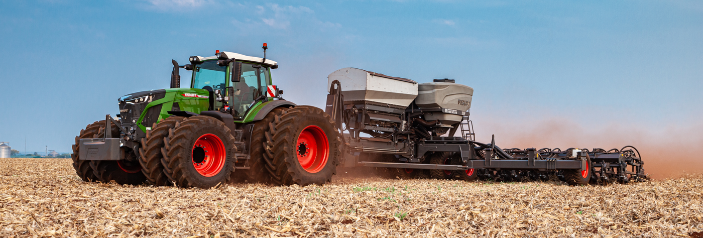 Capa da coleção de cursos Fendt, com o trator Fendt 900 Vario e a plantadeira Momentum em operação no campo, ideal para agricultura de precisão, disponível na Werkey