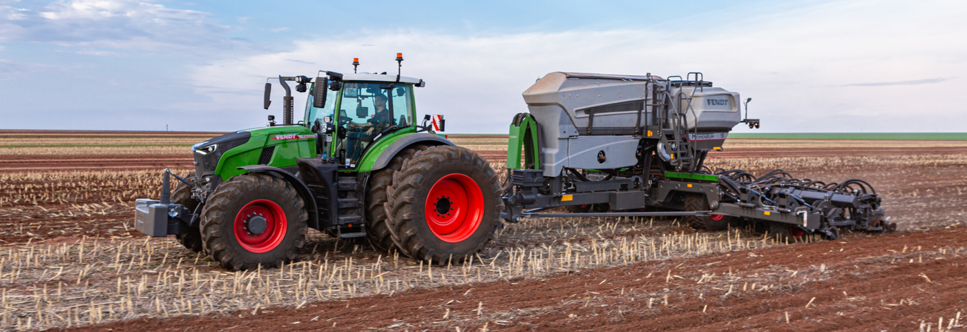 Capa da coleção de cursos Fendt, com o trator Fendt 900 Vario e a plantadeira Momentum em operação no campo, ideal para agricultura de precisão, disponível na Werkey