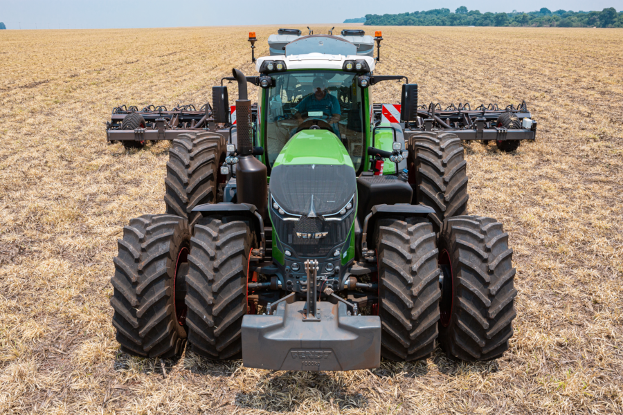 Capa mobile da coleção de cursos Fendt, com o trator Fendt 900 Vario equipado com pneus duplos em operação no campo, disponível na Werkey