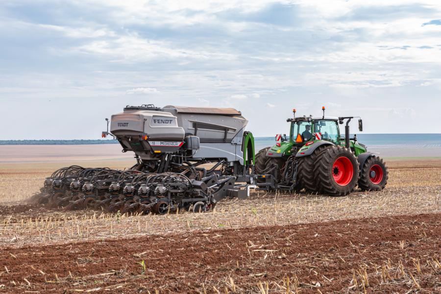 Capa mobile da coleção de cursos Fendt, com o trator Fendt 900 Vario e a plantadeira Momentum em operação no campo, ideal para agricultura de precisão, disponível na Werkey